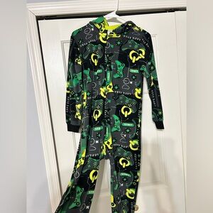 The children’s Place Zip-up Pajamas-Gamer Size Large (10-12)